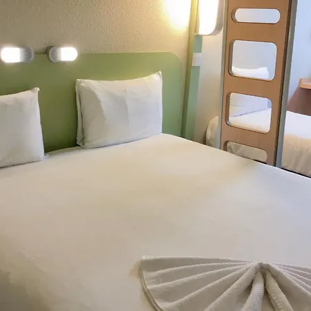 旅游中心会议中心宜必思快捷酒店 图尔
